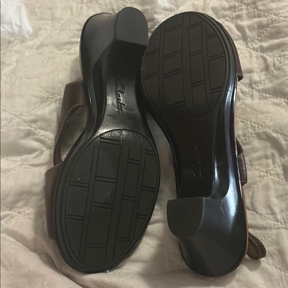 Clarks Brown Sandals with Slingback Design and Crisscross Straps - Picture 5 of 9